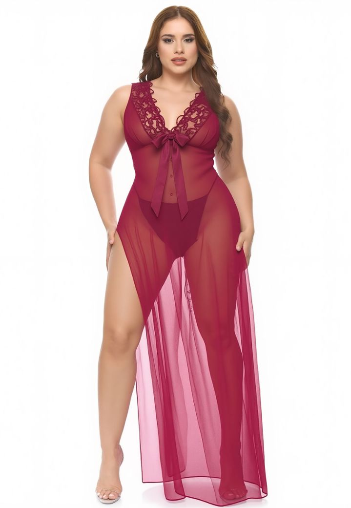 Nuisette longue bordeaux, dentelle et fente sensuelle