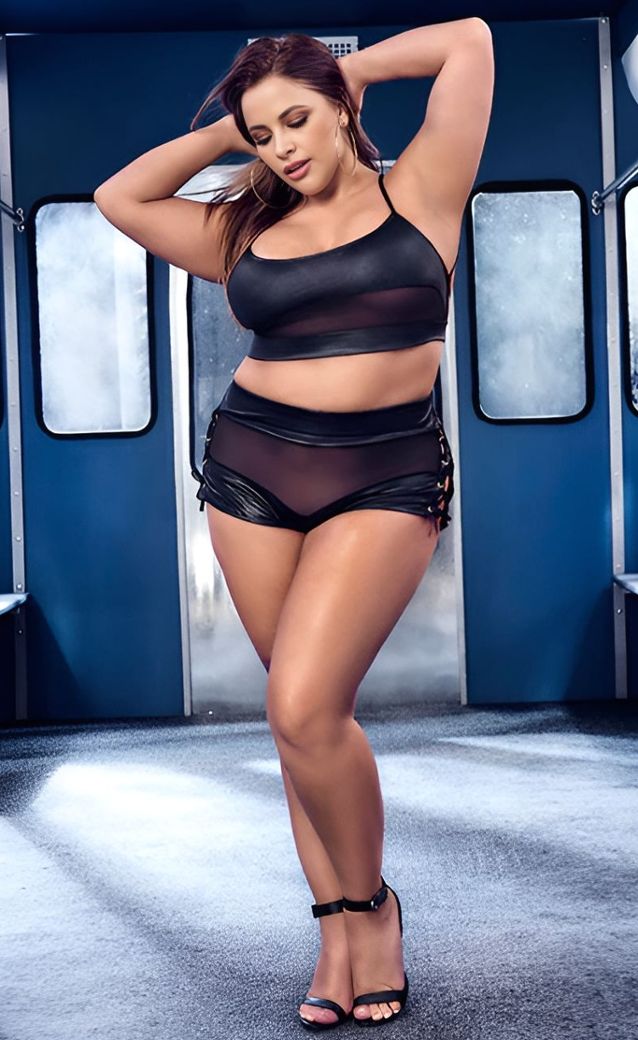 Conjunto Dos Piezas Wet Look Transparente con Detalles de Malla y Ojales Cruzados